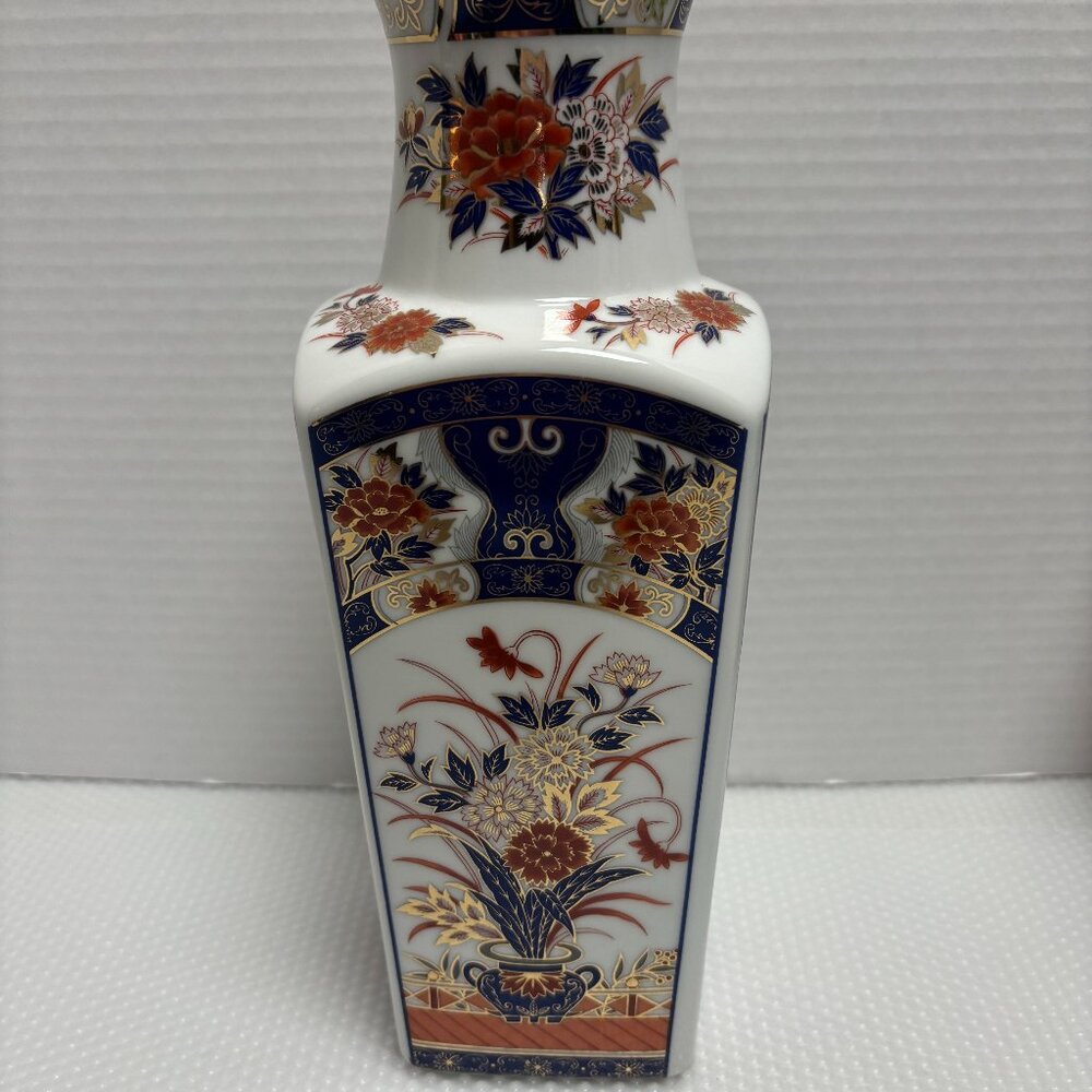 Japanese Imari Porcelain Vase with colorful floral Decoration